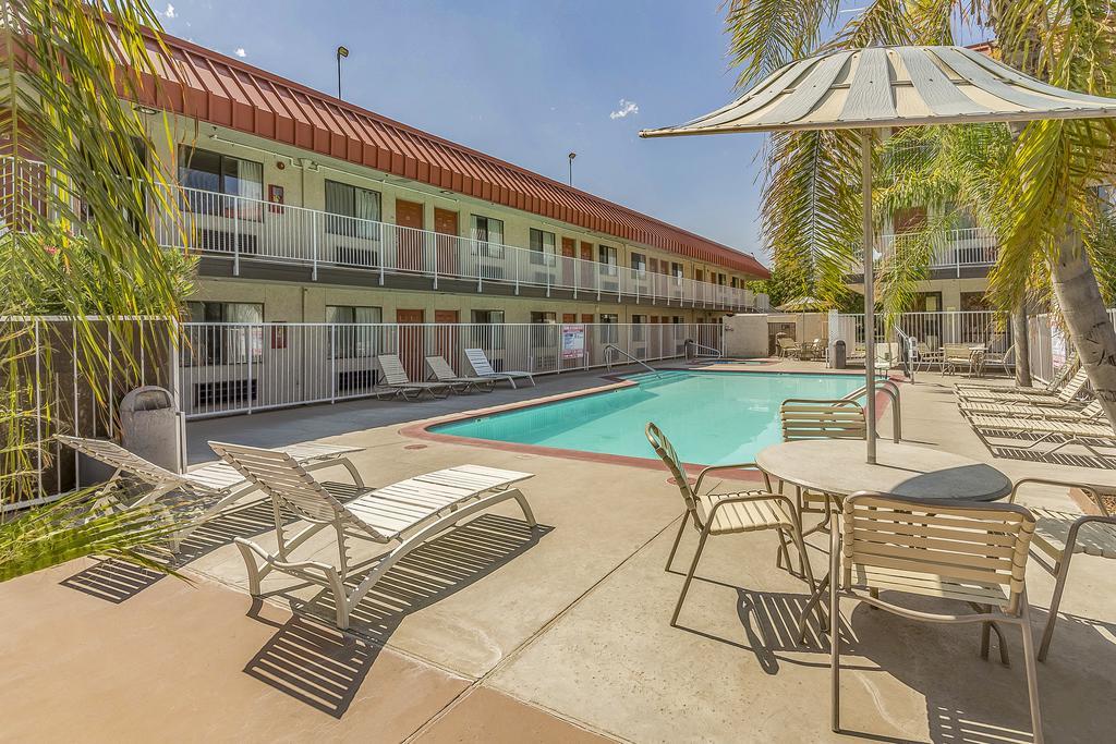 Hotel 6-fresno, Ca - Yosemite Hwy 2*
